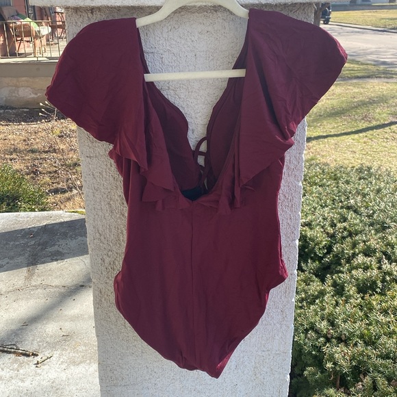 La Blanca Island Goddess Ruffle Plunge BURGUNDY - Picture 6 of 10